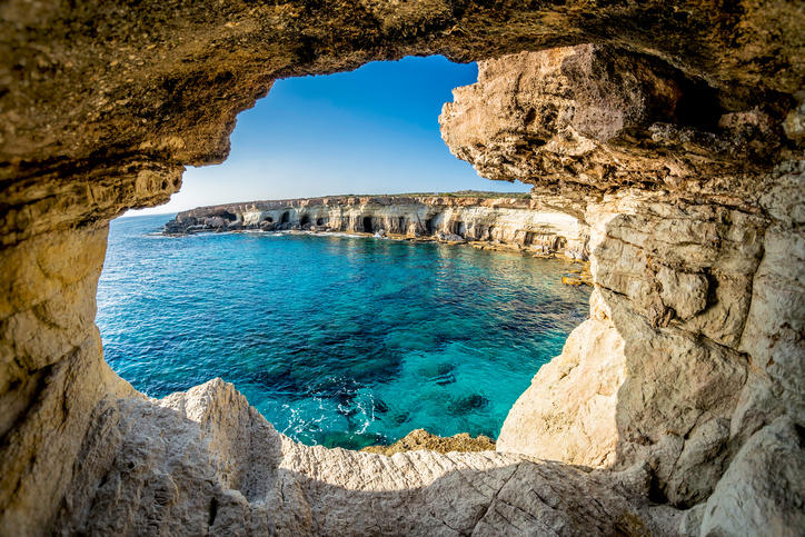 Grotta sul mare turchese di Cipro
