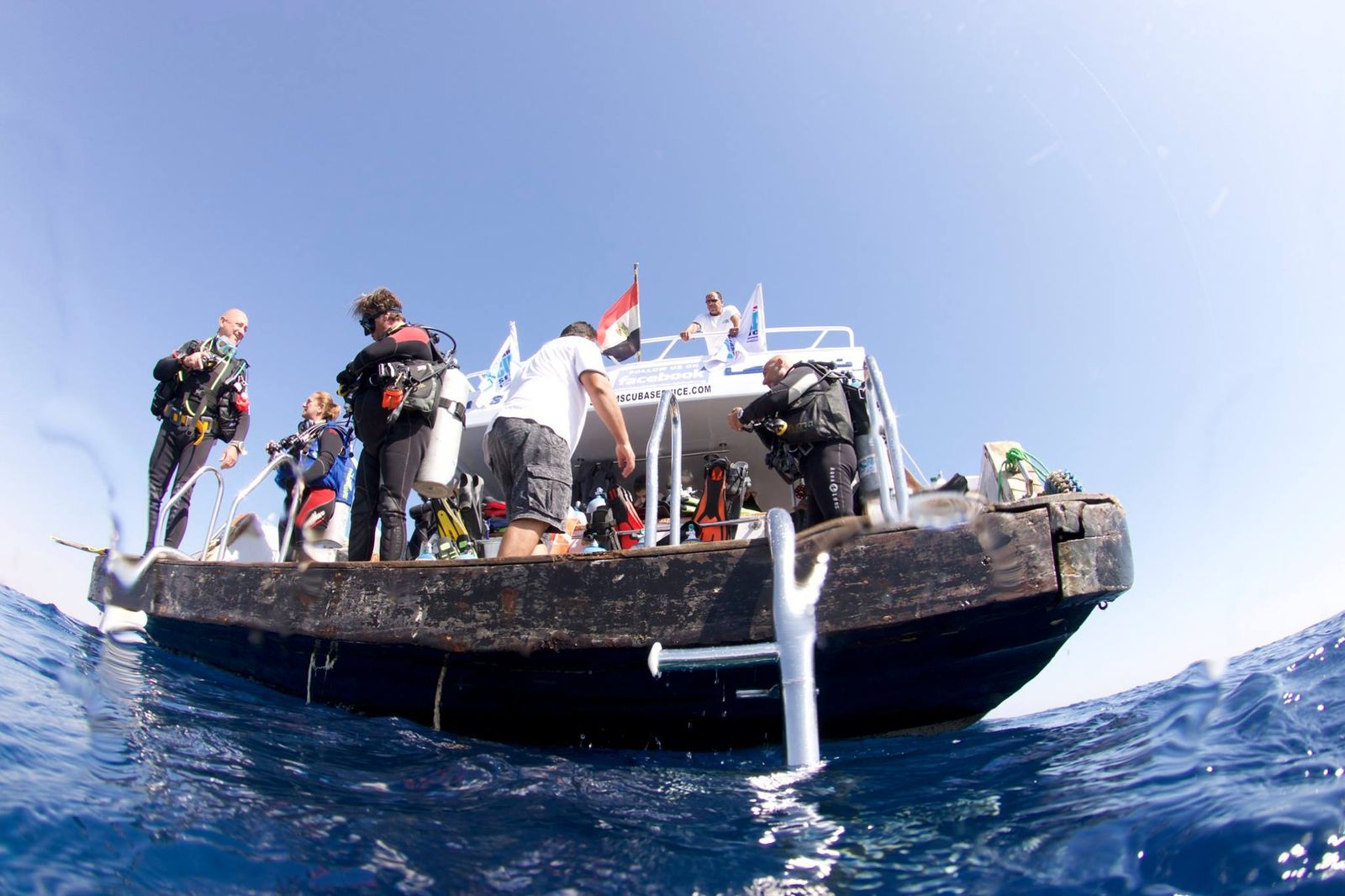 Subacquei su una barca nel Mar Rosso a Sharm el Sheikh